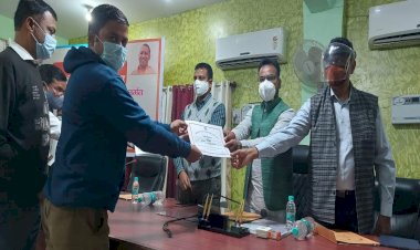 बांदा में नवनियुक्त 38 नलकूप चालक नियुक्ति पत्र पाकर खुशी से झूमें