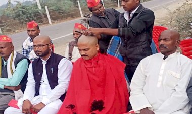 बाँदा : कृषि कानूनों के विरोध में बुंदेलखंड इंसाफ सेना के सदस्यों ने कराया सामूहिक मुंडन