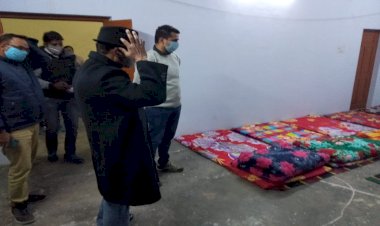 बाँदा: जिलाधिकारी ने रैन बसेरों का निरीक्षण किया जरूरतमंदों को बांटे कंबल