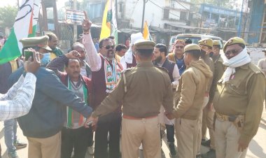 बाँदा में सांसद आवास धरना देने जा रहे कांग्रेसियों को पुलिस ने बलपूर्वक रोका