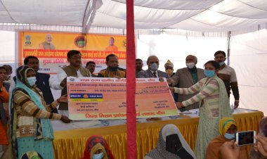 बाँदा : किसान दिवस में ग्राम्य विकास मंत्री ने दो महिला समूहों को ट्रेक्टर व टाटा मैजिक की चाभी  सौंपी