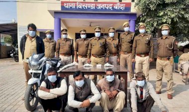 बाँदा : देसी राइफल, तमंचा व चोरी की बाइक सहित पांच गिरफ्तार