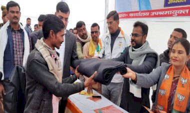 बाँदा : कैबिनेट मंत्री स्वामी प्रसाद मौर्या का जन्म दिवस विधायक ने मजदूरों के साथ मनाया, केक काटा 