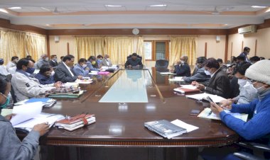 बाँदा : सैम बच्चों को एनआरसी में भर्ती न कराये जाने पर डीपीओ को लगाई फटकार 