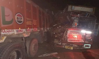 बाँदा : बालू से भरे और खाली ट्रक में भिड़ंत,एक चालक की मौत, दो घायल 
