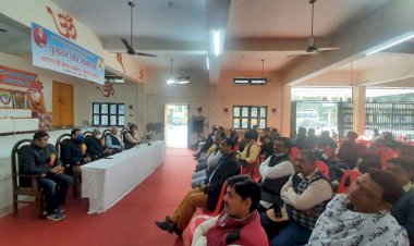 बाँदा : 30 साल पुराने छात्र जब अपने गुरूजनों से मिले तो छलक पड़ी आंखें