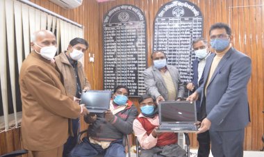 बाँदा : बेरोजगार हुए दो स्टांप विक्रेताओं के प्रति डीएम की संवेदनशीलता 