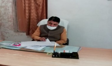 हमीरपुर: चकबंदी लेखपालों समेत 11 कर्मियों पर कार्रवाई, डीएम ने वेतन रोका