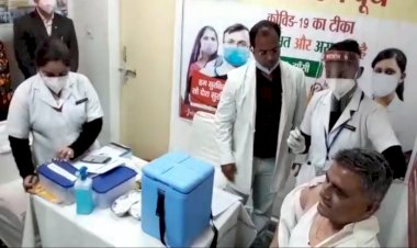 झांसी: मेडिकल कॉलेज के प्राचार्य को लगी पहली कोवैक्सीन, सभी ने कहा हम सुरक्षित