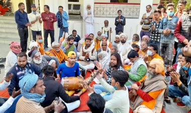 झाँसी : साधु सन्तों का जिलाधिकारी कार्यालय पर रामधुन के साथ धरना प्रदर्शन