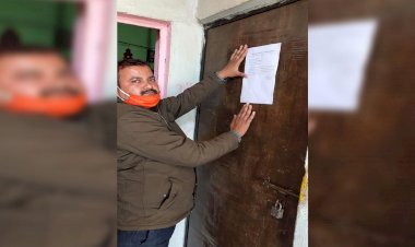 हमीरपुर : कांशीराम कालोनी के 71 आवासों के निरस्तीकरण को चस्पा की गई नोटिसें