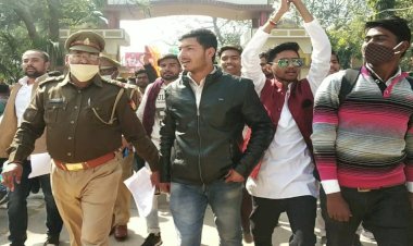 बाँदा : महाविद्यालय परिसर में बस खड़ी करने पर छात्रों का हंगामा