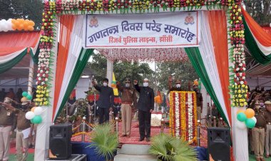 झाँसी : कोहरे की चादर व ठण्ड की ठिठुरन पर भारी रही लोकतंत्र की भावना