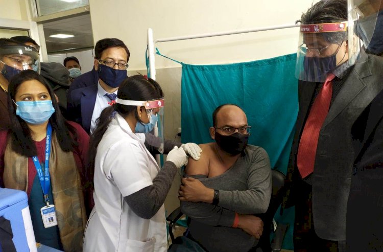 बाँदा में पहला टीका डॉक्टर शिव कुमार मौर्य को लगा, जानिये उन्होंने क्या कहा