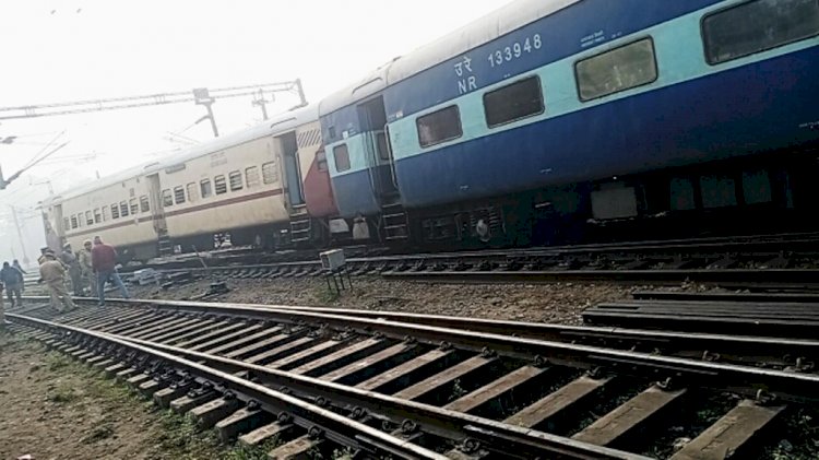 लखनऊ रेलवे स्टेशन के पास अमृतसर-जयनगर एक्सप्रेस के 2 डिब्बे पटरी से उतरे