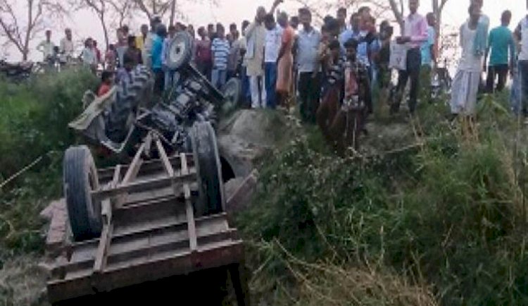 हमीरपुर : सरिया से लदी ट्रैक्टर ट्राली खड्ड में पलटी, चालक की मौत