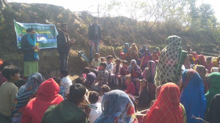 झाँसी : चाइल्ड लाइन ने जानी गांव में जाकर बच्चों की समस्या, ग्रामीणों को किया जागरुक