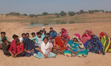 बाँदा : हैवी मशीनों से बालू खनन के विरोध में महिलाओं ने शुरू किया अनशन