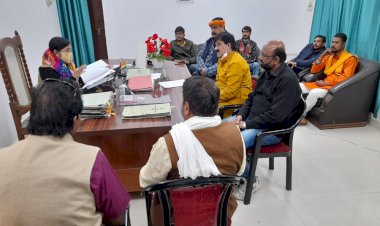 झाँसी : मंदिरों की जमीन पर हो रहे कब्जे और भू-माफियाओं के खिलाफ अपर आयुक्त को सौंपा ज्ञापन