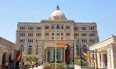 लोकभवन के सामने आए एक ही परिवार के पांच लोगों ने किया आत्मदाह का प्रयास