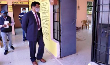 शौंचालय के वाॅशबेन में पानी न आने पर डीएम का गुस्सा फूटा