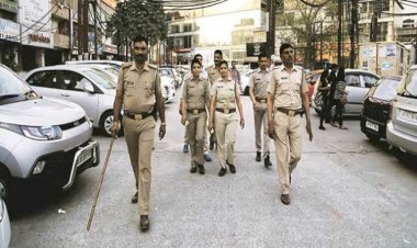 कॉलेजों के बाहर घूम रहे युवाओं से एंटी रोमियो टीम ने की पूछताछ