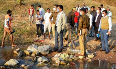 नदी की जलधारा में रपटा बनाकर हो रहा था बालू खनन 