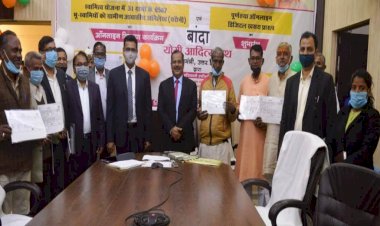 स्वामित्व योजना में बांदा के 2 लाभार्थियों को मुख्यमंत्री ने घरौनी का वितरण किया