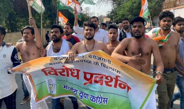 पेट्रोल-डीजल व गैस वृद्धि को लेकर युवा कांग्रेस ने किया अर्धनग्न प्रदर्शन