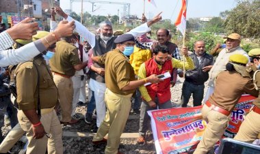 पुलिस की किलेबंदी से ट्रेन रोकने में नाकाम रहे किसान 