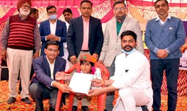 राजस्थान की स्टीफन हॉकिन्स अनुराधा : अतिथियों ने घुटनों के बल बैठ किया बेटी का सम्मान