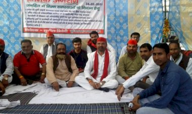 बालू से भरे ओवरलोड ट्रकों के खिलाफ सपा नेता ने शुरू किया अनशन