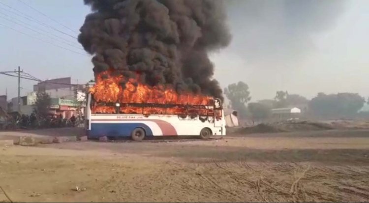 रोडवेज बस में लगी आग, शीशा तोड़कर कर्मियों ने चालक-परिचालक को बाहर निकाला