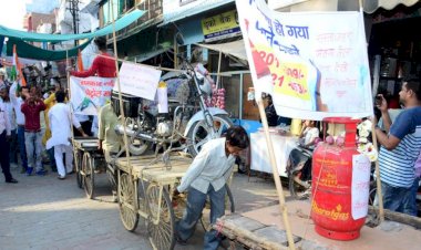 महंगाई : ठेलों पर गैस सिलैण्डर व मोटरसाईकिल रखकर, सब्जी की माला पहनकर निकाली यात्रा
