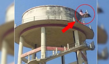 फिल्म शोले की तरह स्टाइल में टंकी मे चढ़ी ये दो महिलाएँ, दी कूदने की धमकी