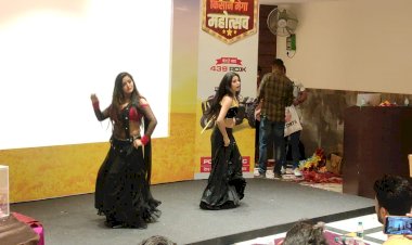 झांसी के एक होटल में ट्रैक्टर की लॉचिंग के दौरान अश्लील डांस !