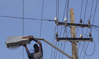 बाँदा : छोटी बाजार पोल टूट जाने से गयी आधे जिले की लाइट, इस समय तक आएगी