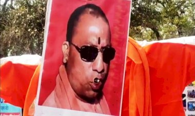 सपाइयों ने मुख्यमंत्री का चिलम फूंकते हुए पुतला फूंका