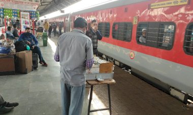 प्रतिबंधित पेटिज बिक्री में झांसी रेलवे बैकफुट पर, दाग धोने में जुटा