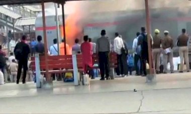 धू-धू जली शताब्दी एक्सप्रेस की बोगी, यात्री बाल-बाल बचे