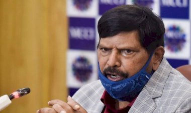 अठावले ने राष्ट्रपति से की मुलाकात, महाराष्ट्र में राष्ट्रपति शासन की मांग