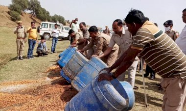 केन नदी के किनारे 700 लीटर  लहन बरामद, बीट कांस्टेबल निलंबित