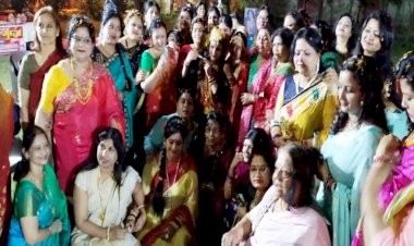 पुरानी अभिनेत्रियों के अंदाज में महिलाओं ने रैंप पर जलवा बिखेरा