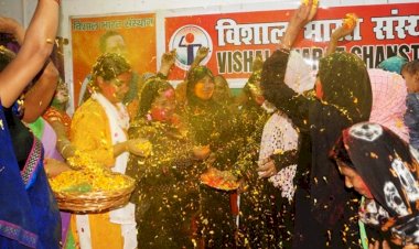 मुस्लिम महिलाओं ने खेली गुलाब व गुलाल वाली होली, साथ ही भगवान श्रीराम की उतारी आरती