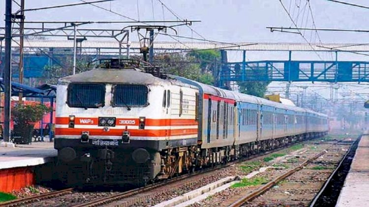 त्योहारों में यात्रियो को दलालों से बचाने को रेलवे 40 पूजा स्पेशल ट्रेनें चलाएगा