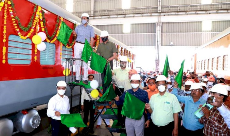 उत्तर मध्य रेलवे झाँसी : जीएम ने वैगन मरम्मत कारखाने का किया निरीक्षण