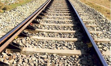 प्रेमिका के परिजनों की रुसवाई, प्रेमी को रास न आई, ट्रेन से कटा