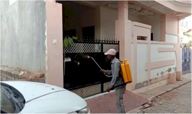 नगर पालिका ने कंटेनमेंट जोन बने बाँदा की जरैली कोठी सुदामापुरी में किया सैनिटाइजेशन