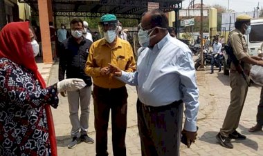 मण्डलायुक्त ने कहा घबराना मत, हमारे पास न तो दवा की कमी है न ऑक्सीजन की