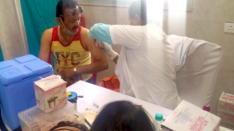 sanjay nigam akela, covid vaccination banda uttar pradesh, corona vaccination in up